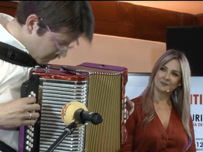 Uribe muestra su faceta autodidacta, y muestra cómo aprendió a tocar  acordeón con Youtube