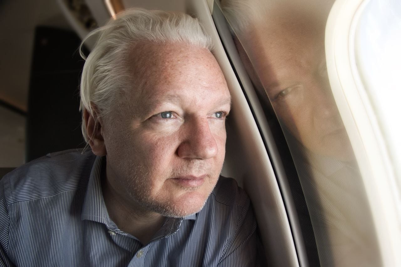 Padre de Julian Assange en La W: “un alivio para él estar en casa, pero no para la prensa”