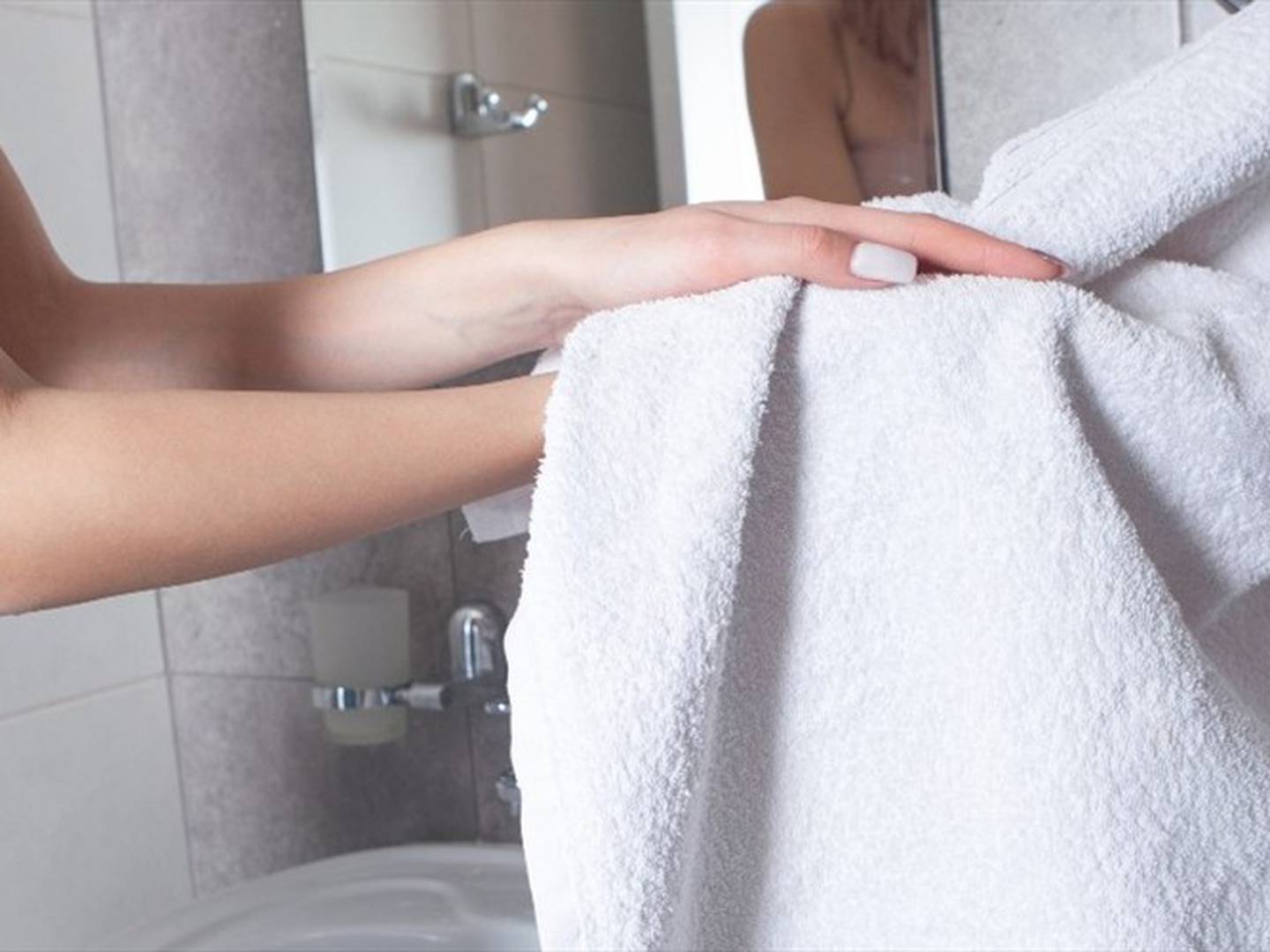 Cómo y con qué frecuencia lavar tus toallas, según los expertos