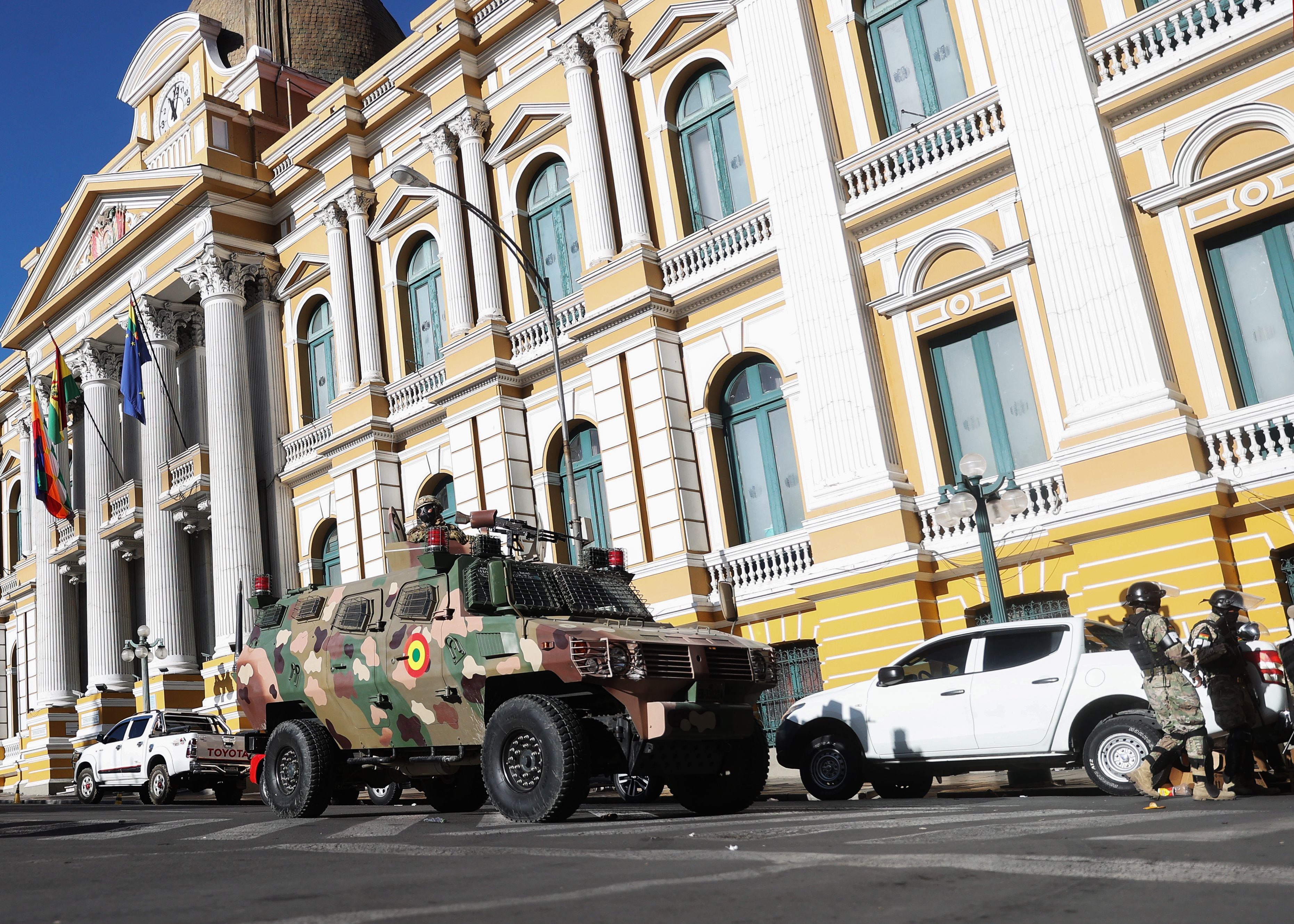 Fotografía de un tanque militar frente a la sede del Gobierno de Bolivia, este miércoles en La Paz (Bolivia) EFE/ Luis Gandarillas