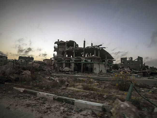Khan Younis (---), 16/06/2024.- A view of destroyed houses before Eid al-Adha prayer in Khan Younis town, southern Gaza strip, 16 June 2024. Eid al-Adha is the holiest of the two Muslims holidays celebrated each year. It marks the yearly Muslim pilgrimage (Hajj) to visit Mecca, the holiest place in Islam. Muslims slaughter a sacrificial animal and split the meat into three parts, one for the family, one for friends and relatives, and one for the poor and needy. (La meca) EFE/EPA/MOHAMMED SABER