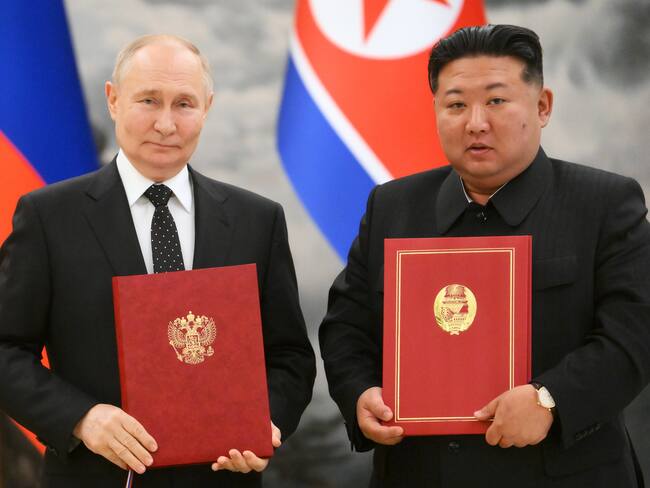 Pyongyang (Korea, Democratic People&#039;&#039;s Republic Of), 18/06/2024.- Russian President Vladimir Putin (L) and North Korean leader Kim Jong Un pose for a photo during a signing ceremony following bilateral talks at Kumsusan state residence in Pyongyang, North Korea, 19 June 2024. The Russian president is on a state visit to North Korea from 18-19 June at the invitation of the North Korean leader. He last visited North Korea in 2000, shortly after his first inauguration as president. (Rusia) EFE/EPA/KRISTINA KORMILITSYNA / SPUTNIK / KREMLIN POOL MANDATORY CREDIT