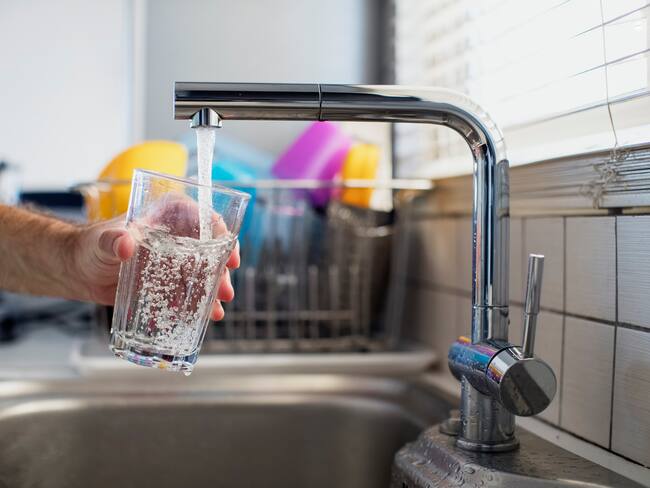 Imagen de referencia de persona con vaso de agua. Foto: Getty Images