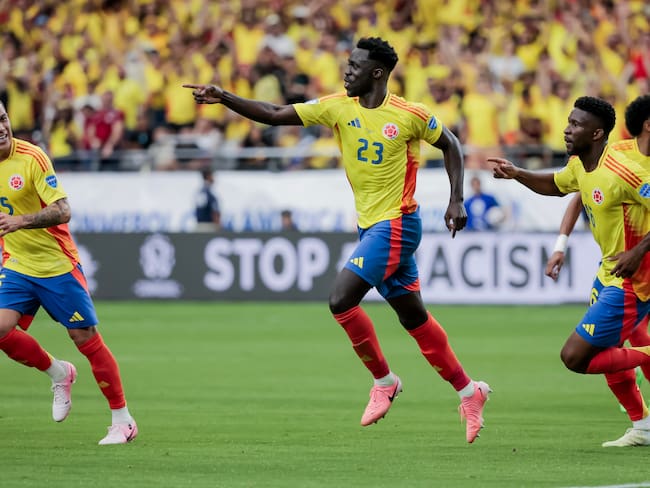 Glendale (United States), 28/06/2024.- Davinson Sanchez (C) of Colombia reacts after scoring the 2-0 goal against Costa Rica during the second half of the CONMEBOL Copa America 2024 group D soccer match between Colombia and Costa Rica, in Glendale, Arizona, USA, 28 June 2024. EFE/EPA/JOHN G. MABANGLO
