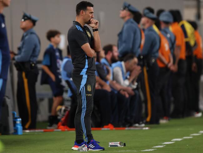 East Rutherford (United States), 25/06/2024.- Argentina head coach Lionel Scaloni watches the action during the first half of the CONMEBOL Copa America 2024 group A soccer match between Argentina and Chile, at MetLife Stadium in East Rutherford, New Jersey, USA, 25 June 2024. EFE/EPA/JUSTIN LANE
