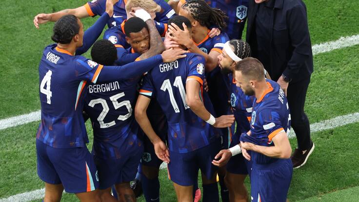 Munich (Germany), 02/07/2024.- Cody Gakpo (C) of the Netherlands celebrates with teammates after scoring the opening goal during the UEFA EURO 2024 Round of 16 soccer match between Romania and Netherlands, in Munich, Germany, 02 July 2024. (Alemania, Países Bajos; Holanda, Rumanía) EFE/EPA/GEORGI LICOVSKI
