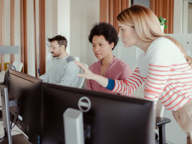 Tres personas trabajando con computadores Dell en una empresa / Foto: GettyImages