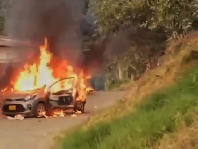 Varios vehículos fueron incinerados. Crédito: Red de Apoyo Cauca.