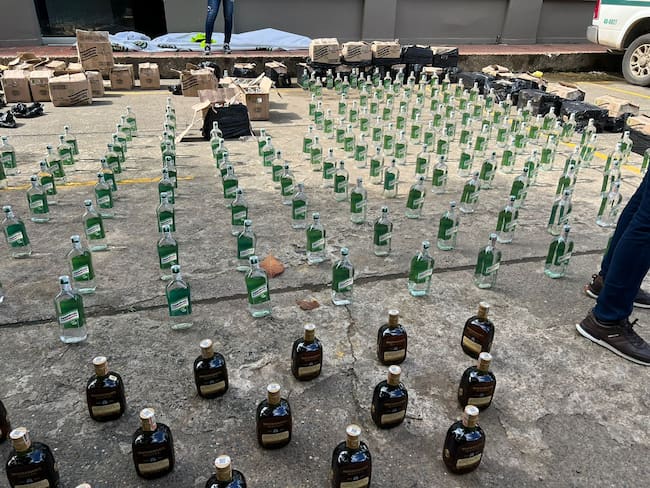 Incautan cerca de 800 botellas de licor adulterado en el sur de la ciudad de Montería. Foto: Policía.