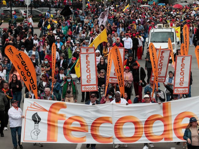 Docentes convocados por Fecode marchan durante una protesta por las calles en Bogotá (Colombia). EFE/ Carlos Ortega
