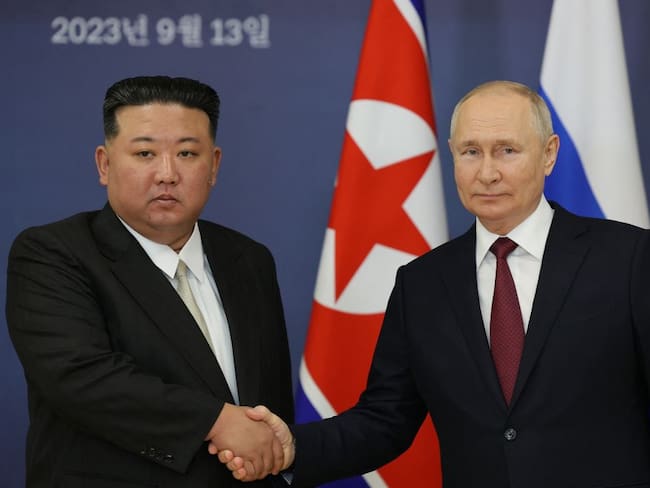 Kim Jong-un y Vladímir Putin. (Photo by VLADIMIR SMIRNOV/POOL/AFP via Getty Images)