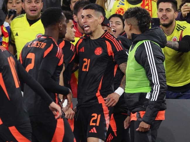 Selección Colombia celebra el gol marcado por Daniel Muñoz ante España / Getty Images