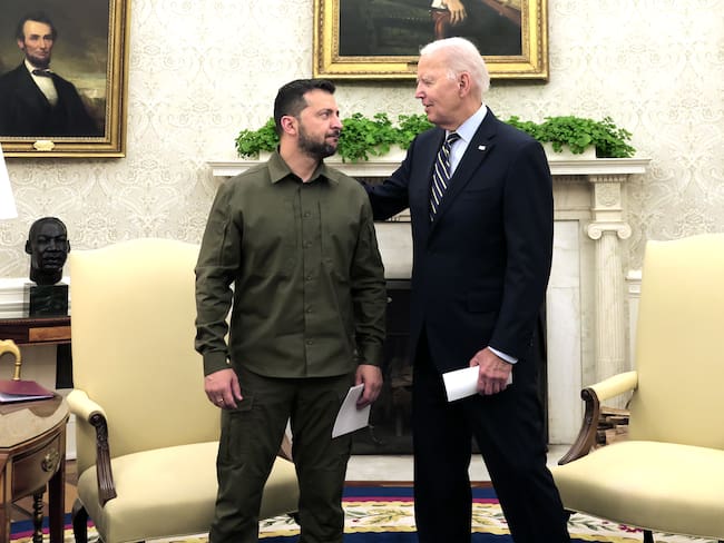 Washington (United States), 21/09/2023.- US President Joe Biden (R) holds a bilateral meeting with Ukrainian President Volodymyr Zelensky (L) in the Oval Office of the White House in Washington, DC, USA, 21 September 2023. Ukrainian President Zelensky is in Washington to meet with members of Congress at the US Capitol, the Pentagon and US President Joe Biden at the White House to make a case for further military aid. (Ucrania) EFE/EPA/JULIA NIKHINSON / POOL