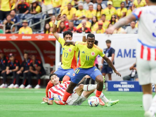 Houston (United States), 24/06/2024.- Colombia midfielder Jhon Arias (R), and Colombia defender Johan Mojica (L), fight for the ball with Paraguay forward Angel Romero (C), during the second half of the CONMEBOL Copa America 2024 group D match between Colombia and Paraguay, in Houston, Texas, USA, 24 June 2024. (Roma) EFE/EPA/LESLIE PLAZA JOHNSON