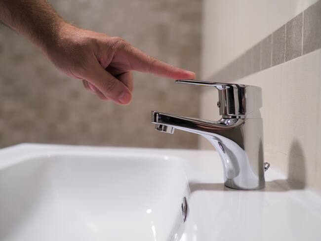 Imagen de referencia de persona con llave de agua. Foto: Getty Images