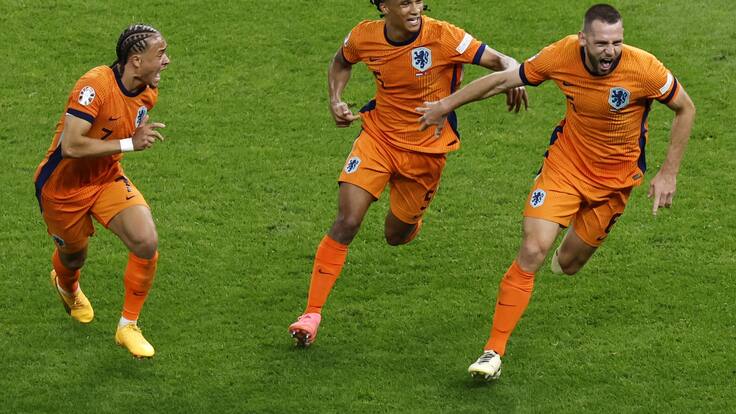 Berlin (Germany), 06/07/2024.- Stefan de Vrij of the Netherlands (R) celebrates with his teammates Nathan Ake (C) and Xavi Simons (L) after scoring the 1-1 goal during the UEFA EURO 2024 quarter-finals soccer match between Netherlands and Turkey, in Berlin, Germany, 06 July 2024. (Alemania, Países Bajos; Holanda, Turquía) EFE/EPA/ROBERT GHEMENT