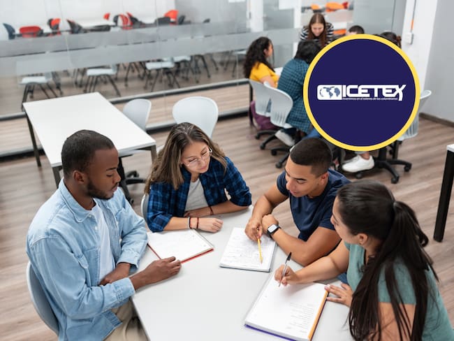 Grupo de estudiantes en un salón de clases. En el círculo, logo del ICETEX (GettyImages / Redes sociales)