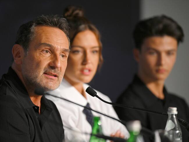 Cannes (France), 24/05/2024.- (L-R) French director Gilles Lellouche, and actors Adele Exarchopoulos and Malik Frikah attend the press conference for &#039;L&#039;Amour Ouf (Beating Hearts)&#039; during the 77th annual Cannes Film Festival, in Cannes, France, 24 May 2024. The movie is presented in competition of the film festival which runs from 14 to 25 May 2024. (Cine, Francia) EFE/EPA/KRISTY SPAROW / POOL *** Local Caption *** CANNES, FRANCE - MAY 24: Mallory Wanecque, François Civil, Gilles Lellouche, Adèle Exarchopoulos and Malik Frikah attend the &quot;L&#039;Amour Ouf&quot; press conference at the 77th annual Cannes Film Festival at Palais des Festivals on May 24, 2024 in Cannes, France. (Photo by Kristy Sparow/Getty Images)
