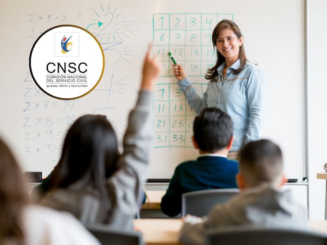 Docente durante una clase a niños y de fondo el logo del CNSC (Fotos vía Getty Image)