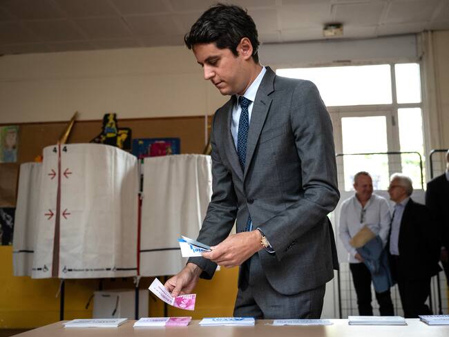 Vanves (France), 30/06/2024.- France&#039;s Prime Minister Gabriel Attal (front) takes ballots prior to casting his vote in the first round of parliamentary elections in Vanves, southwestern Paris, France, 30 June 2024. A divided France is voting in high-stakes parliamentary elections that could see the anti-immigrant and eurosceptic party of Marine Le Pen sweep to power in a historic first. The candidates formally ended their frantic campaigns at midnight on 28 June, with political activity banned until the first round of voting. (Elecciones, Francia) EFE/EPA/ARNAUD FINISTRE / POOL MAXPPP OUT
