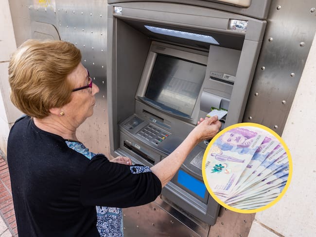 Adulto mayor retirando dinero de un cajero automático, encima billetes colombianos (GettyImages)
