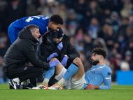 Josko Gvardiol es atendido tras sufrir una lesión en el Manchester City vs. Chelsea. FOTO: Visionhaus/Getty Images