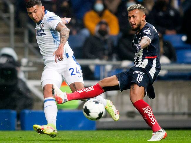 Duván Vergarase retiró lesionado al minuto 30 del partido contra Cruz Azul / Getty Images