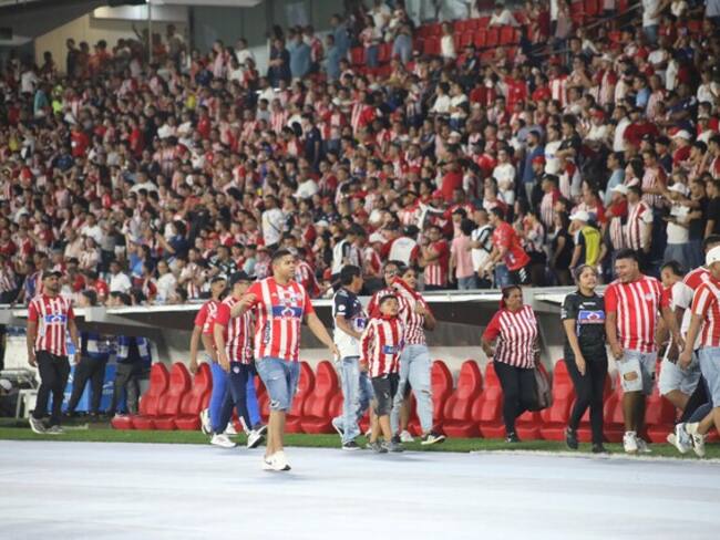 Riña entre hinchas del Junior de Barranquilla en el estadio Metropolitano. Foto:  (Colprensa-Jairo Cassiani).