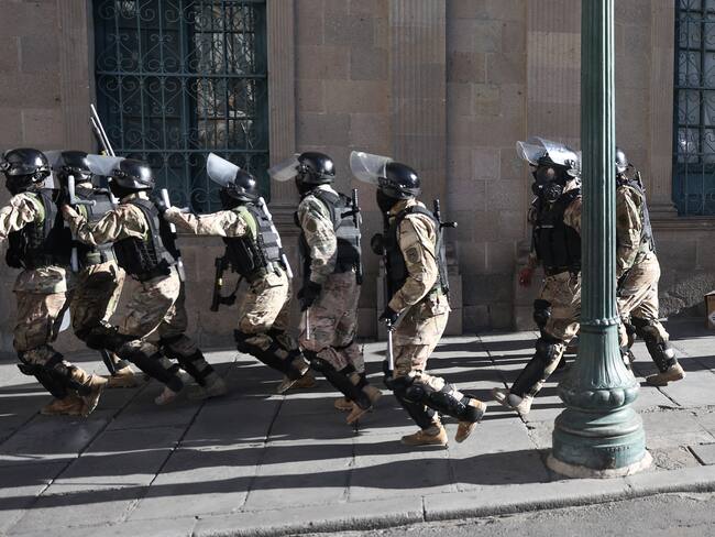 Militares ingresan a la sede del Gobierno de Bolivia en La Paz. Foto: EFE/ Luis Gandarillas