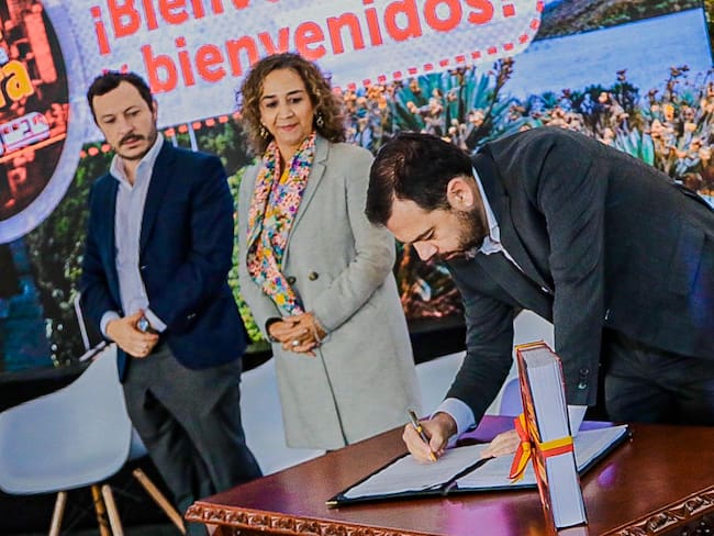 Carlos Fernando Galán firmando el Plan Distrital de Desarrollo de Bogotá. Foto: Alcaldía Mayor de Bogotá