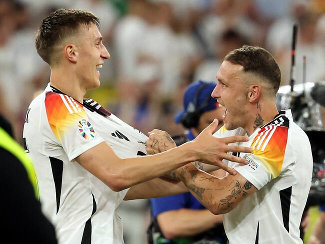 Dortmund (Germany), 29/06/2024.- Nico Schlotterbeck of Germany (L) and David Raum of Germany react after winning the UEFA EURO 2024 Round of 16 soccer match between Germany and Denmark, in Dortmund, Germany, 29 June 2024. (Dinamarca, Alemania) EFE/EPA/FRIEDEMANN VOGEL
