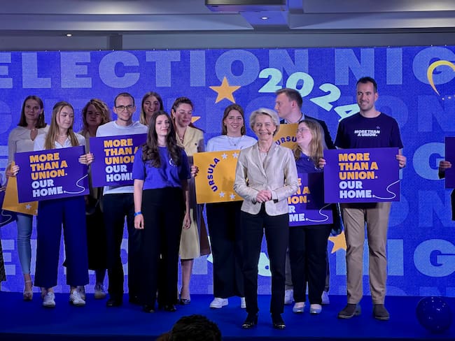 La presidenta de la Comisión Europea y candidata del Partido Popular Europeo (PPE) a repetir en el cargo, la alemana Ursula von der Leyen (c), celebra los resultados de las elecciones europeas. EFE/Laura P. Gutiérrez