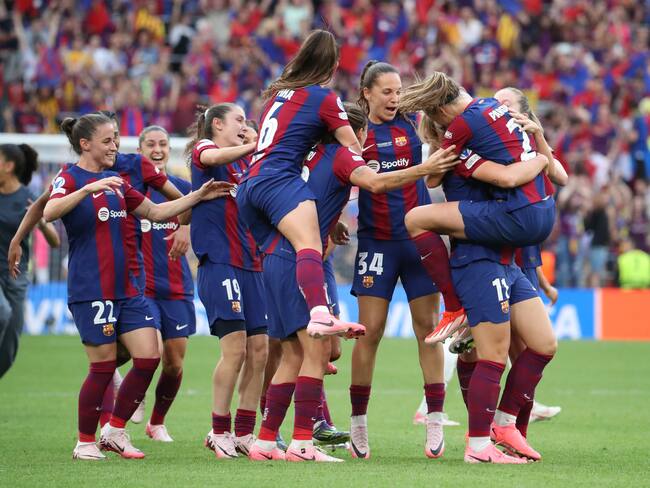Las jugadoras del FC Barcelona celebran la victoria tras la final de la Liga de Campeones. Foto: EFE/LUIS TEJIDO