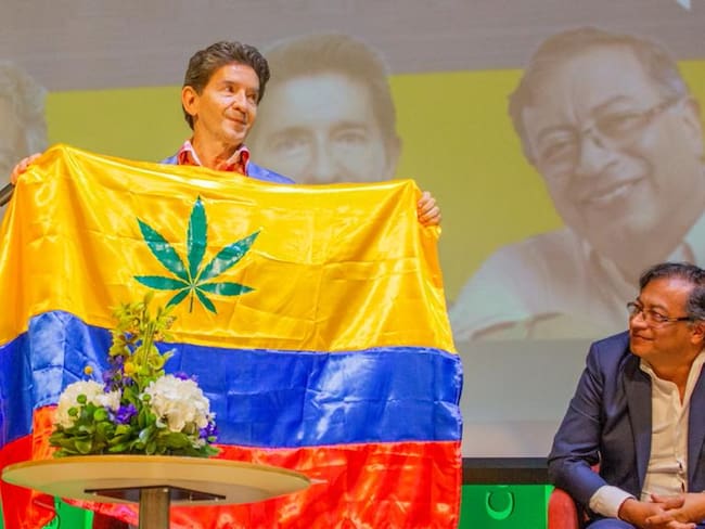 Luis Pérez propone que la bandera de Colombia tenga un nuevo símbolo: la hoja de la marihuana.