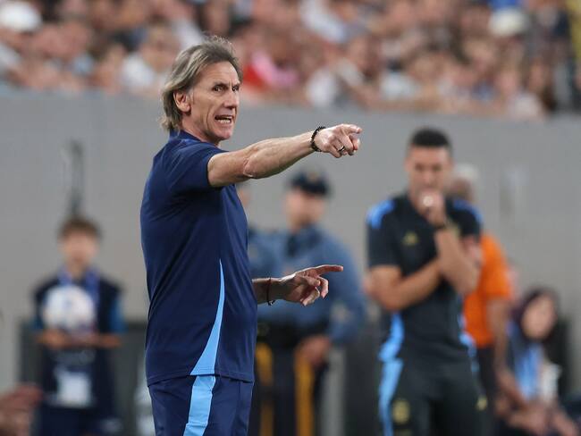 East Rutherford (United States), 25/06/2024.- Chile head coach Ricardo Gareca shouts during the first half of the CONMEBOL Copa America 2024 group A soccer match between Argentina and Chile, at MetLife Stadium in East Rutherford, New Jersey, USA, 25 June 2024. EFE/EPA/JUSTIN LANE
