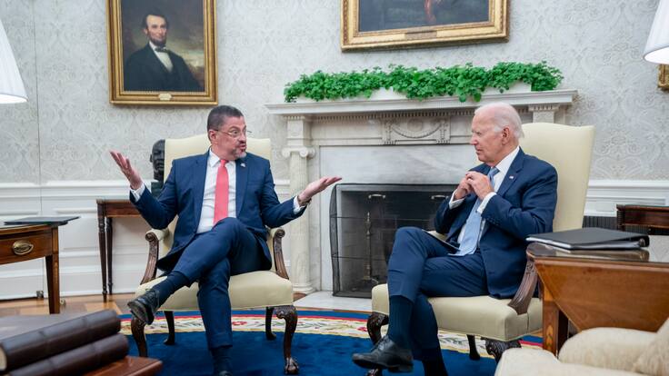 Washington (United States), 29/08/2023.- US President Joe Biden talks with Costa Rican President Rodrigo Chaves Robles during a meeting in the Oval Office at the White House in Washington, DC, USA, 29 August 2023. EFE/EPA/SHAWN THEW / POOL
