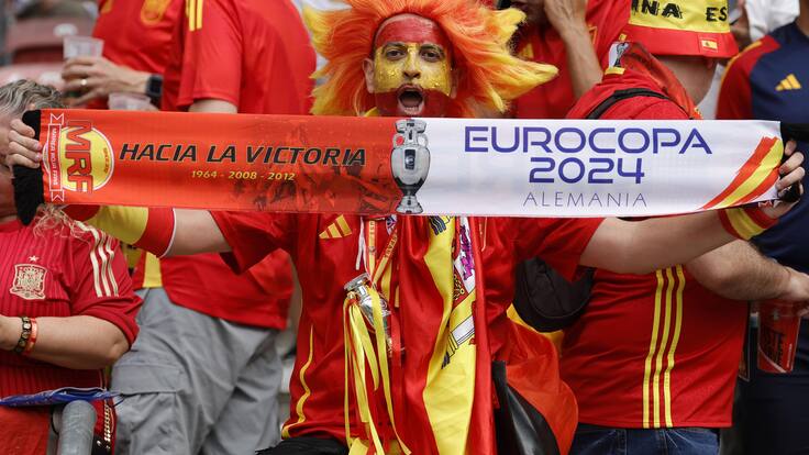 Stuttgart (Germany), 05/07/2024.- Spain supporters cheer and pose ahead of the UEFA EURO 2024 quarter-finals soccer match between Spain and Germany, in Stuttgart, Germany, 05 July 2024. (Alemania, España) EFE/EPA/RONALD WITTEK