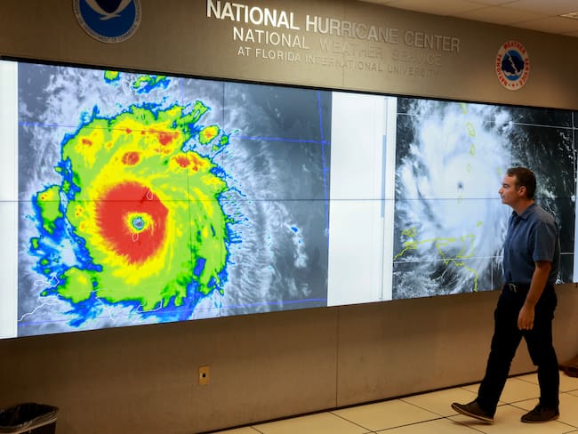 Centro Nacional de Huracanes en Miami, Florida, inspecciona el huracán Beryl. (Foto de Joe Raedle/Getty Images)