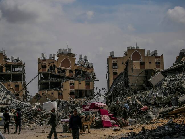 Estragos tras bombardeo israelí en Khan Younis, al sur de la Franja de Gaza. Foto: EFE/EPA/MOHAMMED SABER