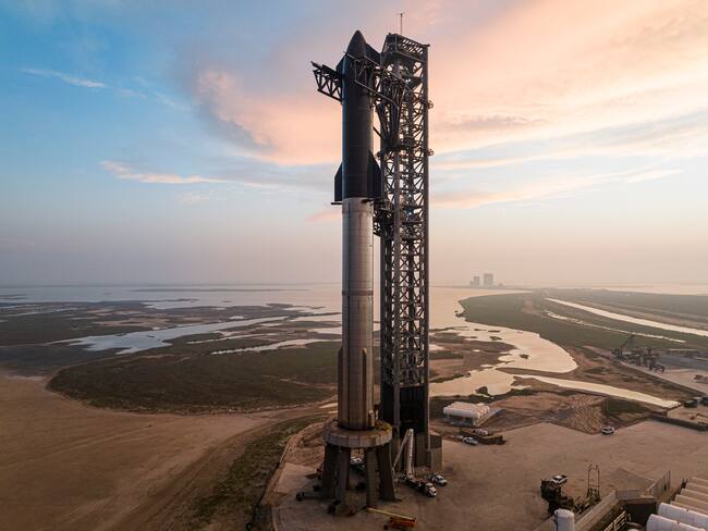 SpaceX donde aparece su cohete Starship en la plataforma del complejo Starbase ubicado en Boca Chica, Texas. EFE/SpaceX /SOLO USO EDITORIAL /
