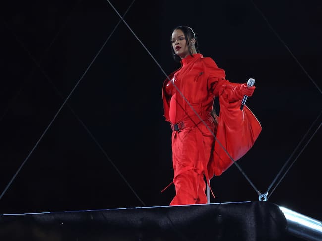 Rihanna durante el show de medio tiempo en el Super Bowl 2023. Foto: Ezra Shaw/Getty Images.