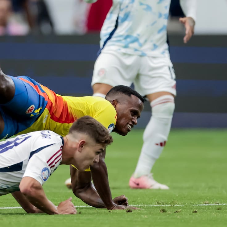 Glendale (United States), 28/06/2024.- Jhon Arias (R) of Colombia falls over Brandon Aguilera (L) of Costa Rica during the first half of the CONMEBOL Copa America 2024 group D soccer match between Colombia and Costa Rica, in Glendale, Arizona, USA, 28 June 2024. EFE/EPA/JOHN G. MABANGLO