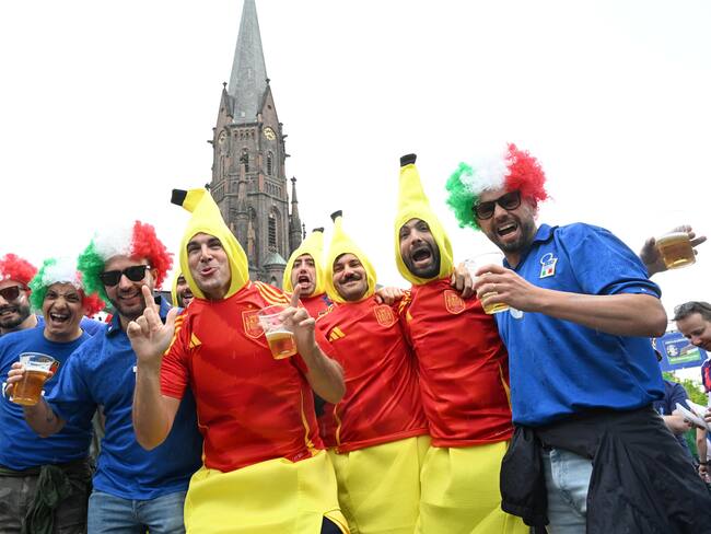 Gelsenkirchen (Germany), 20/06/2024.- Supporters of Italy and Spain gather at a fan zone before the UEFA EURO 2024 Group B match between Spain and Italy, in Gelsenkirchen, Germany, 20 June 2024. (Alemania, Italia, España) EFE/EPA/DANIEL DAL ZENNARO