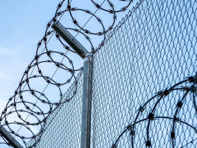 Imagen de referencia de rejas metálicas de una cárcel. Foto: Getty Images