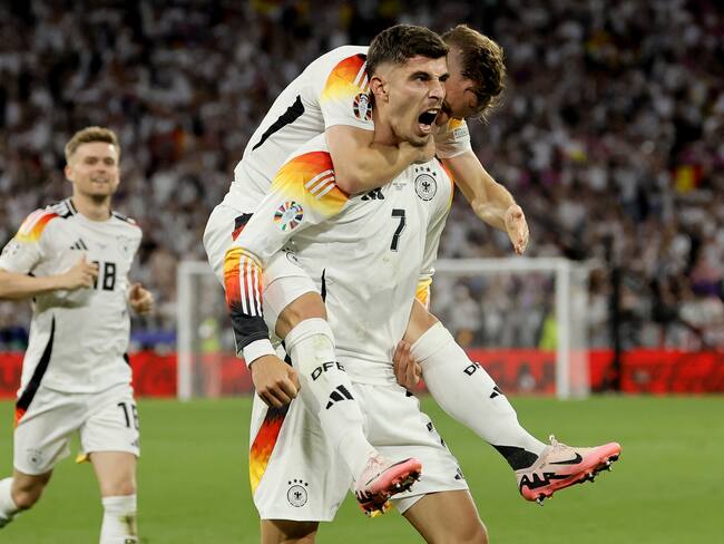 Munich (Germany), 14/06/2024.- Kai Havertz of Germany celebrates with his teammate Joshua Kimmich after scoring the 3-0 goal during the UEFA EURO 2024 group A match between Germany and Scotland in Munich, Germany, 14 June 2024. (Alemania) EFE/EPA/RONALD WITTEK
