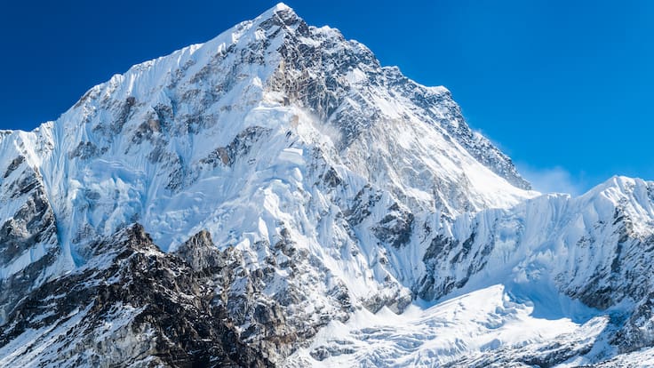 Vista del monte Everest, la montaña más alta del mundo (GettyImages)