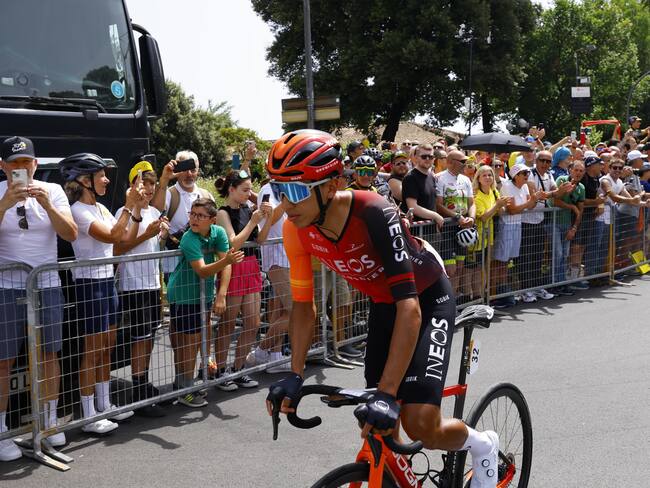 Florence (Italy), 29/06/2024.- Colombian rider Egan Bernal of INEOS Grenadiers gets ready before the start of the first stage of the 2024 Tour de France cycling race over 206km from Florence to Rimini, Italy, 29 June 2024. (Ciclismo, Francia, Italia, Florencia) EFE/EPA/KIM LUDBROOK

