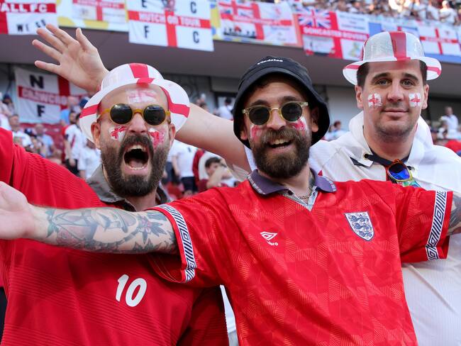 Cologne (Germany), 25/06/2024.- England fans cheer before the UEFA EURO 2024 group C soccer match between England and Slovenia, in Cologne, Germany, 25 June 2024. (Alemania, Eslovenia, Colonia) EFE/EPA/OLIVIER MATTHYS