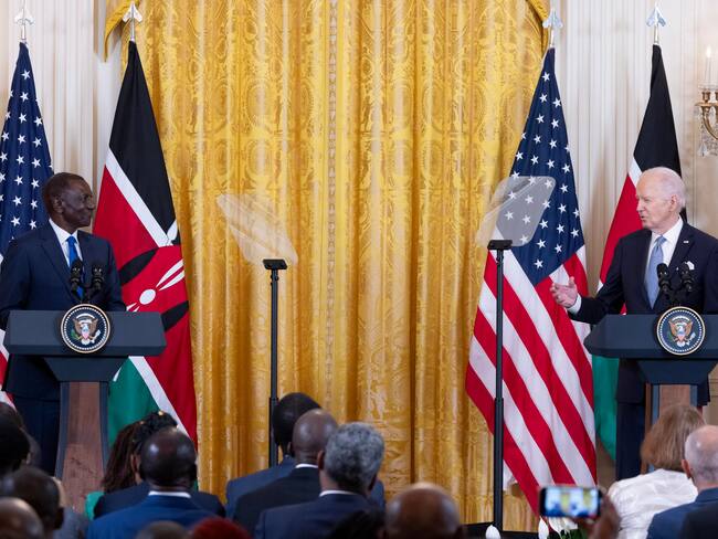 Washington (United States), 23/05/2024.- US President Joe Biden (R) speaks during a joint news conference with President of Kenya William Ruto (L) in the East Room of the White House in Washington, DC, USA, 23 May 2024. Kenyan President Ruto&#039;s state visit marks the 60th anniversary of US-Kenya diplomatic relations and is the first state visit to the White House of an African leader since 2008. (Kenia) EFE/EPA/MICHAEL REYNOLDS