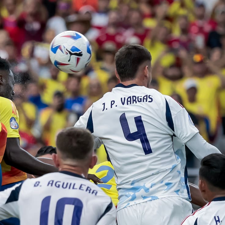 Glendale (United States), 28/06/2024.- Davinson Sanchez (2-L) of Colombia heads the ball in for the 2-0 goal against Juan Pablo Vargas (R) of Costa Rica during the second half of the CONMEBOL Copa America 2024 group D soccer match between Colombia and Costa Rica, in Glendale, Arizona, USA, 28 June 2024. EFE/EPA/JOHN G. MABANGLO